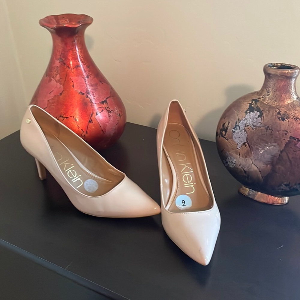 Calvin Klein size 9 heels 👠 Neutral color.